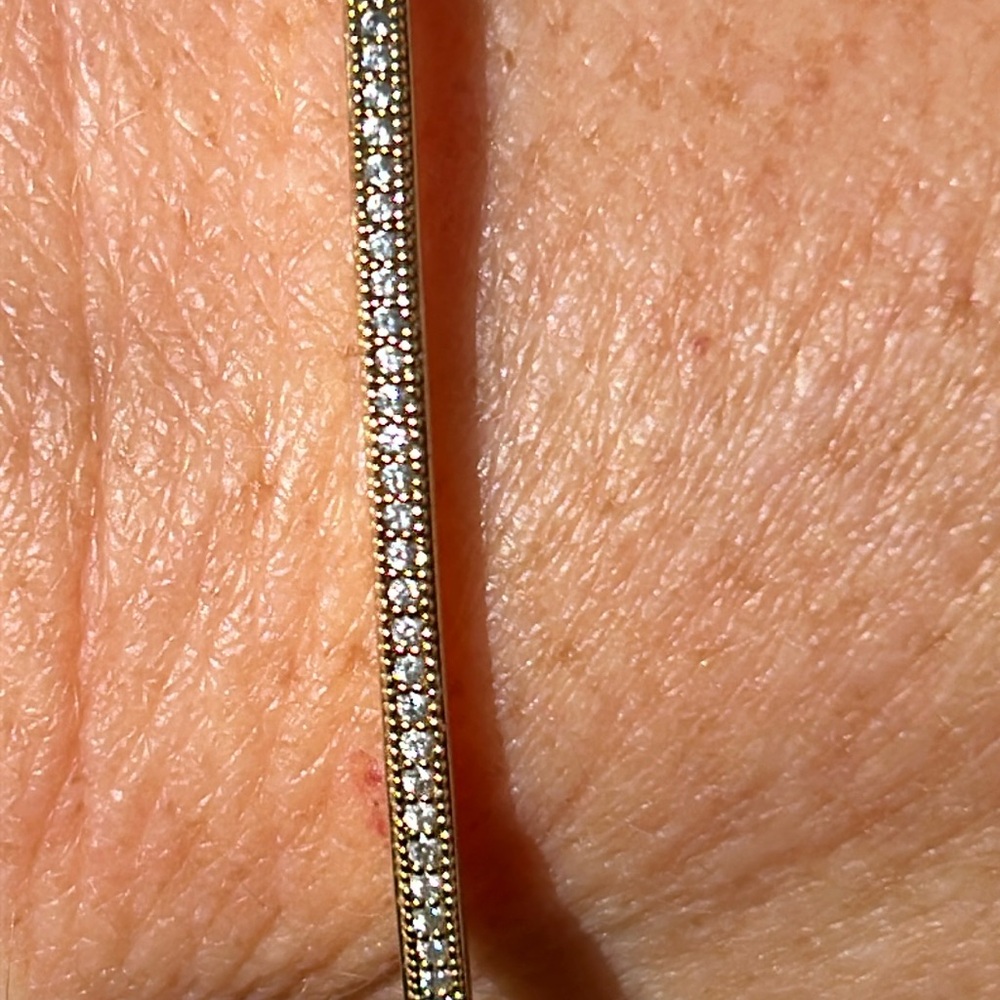 Jewelry well made rhinestone & gold plated oval shaped bangle